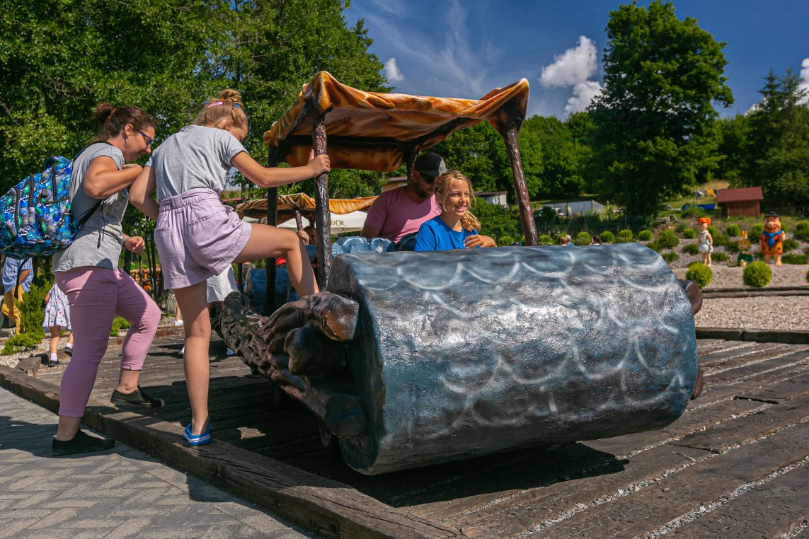 Pojazdy Flintstonów – atrakcja w Parku Ewolucji koło Gdańska