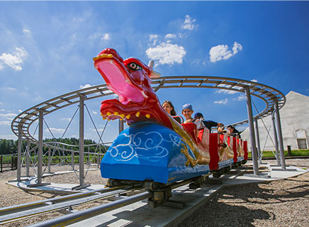 Dzieci bawiące się w parku rozrywki